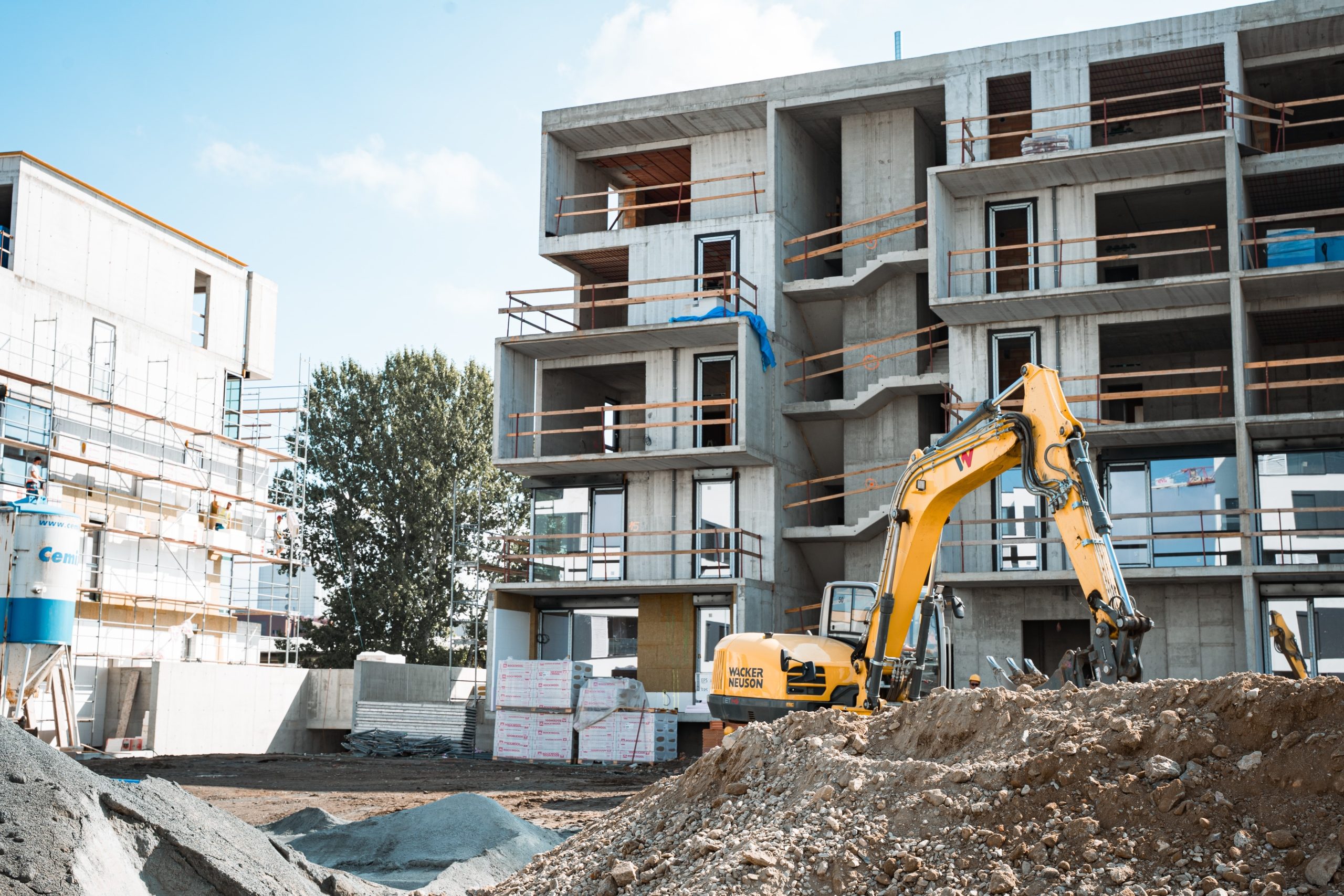 V domech A3 a A4 se pracuje na fasádách a vnitřních instalacích