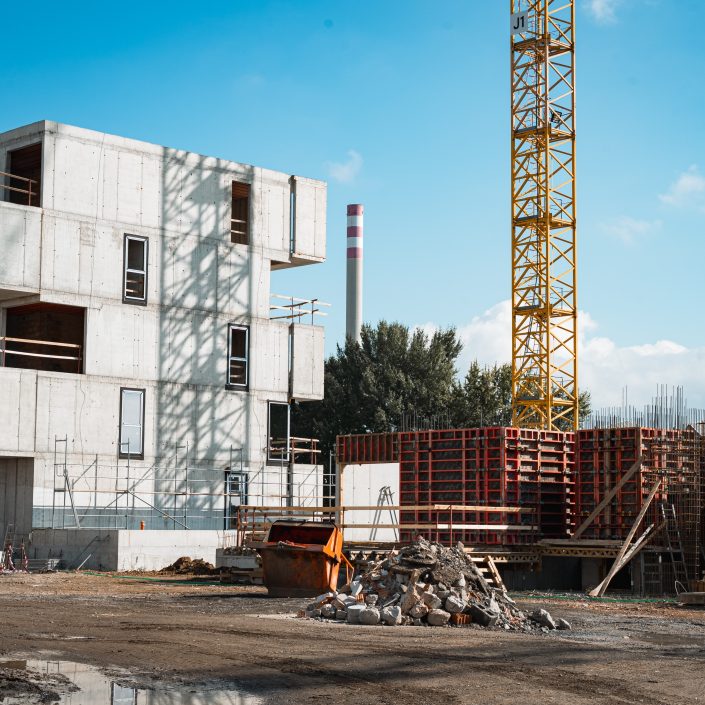 V domech A3 a A4 se pracuje na fasádách a vnitřních instalacích